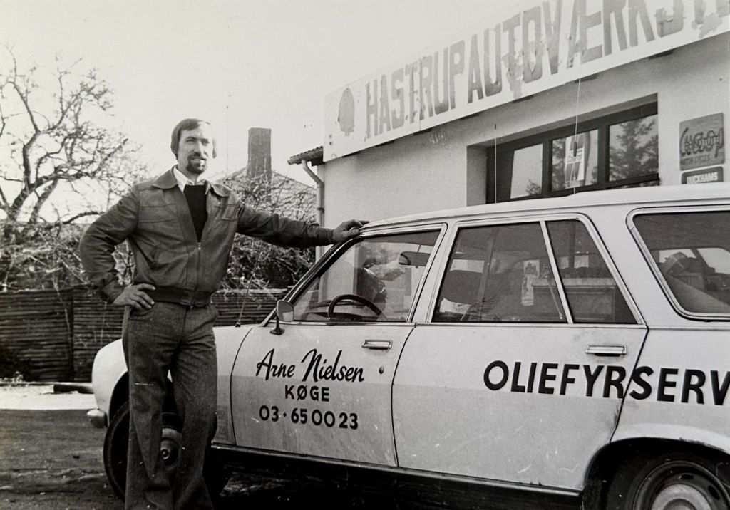 Grunnlegger Arne Nielsen med en av de første servicebilene på syttitallet