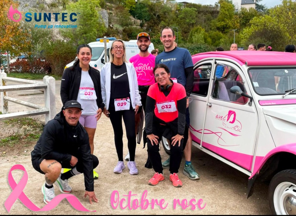 Teamet fra Suntec Industries France på løpet Foulées Roses foran en rosa 2CV fra AVEC La Deuche Rose